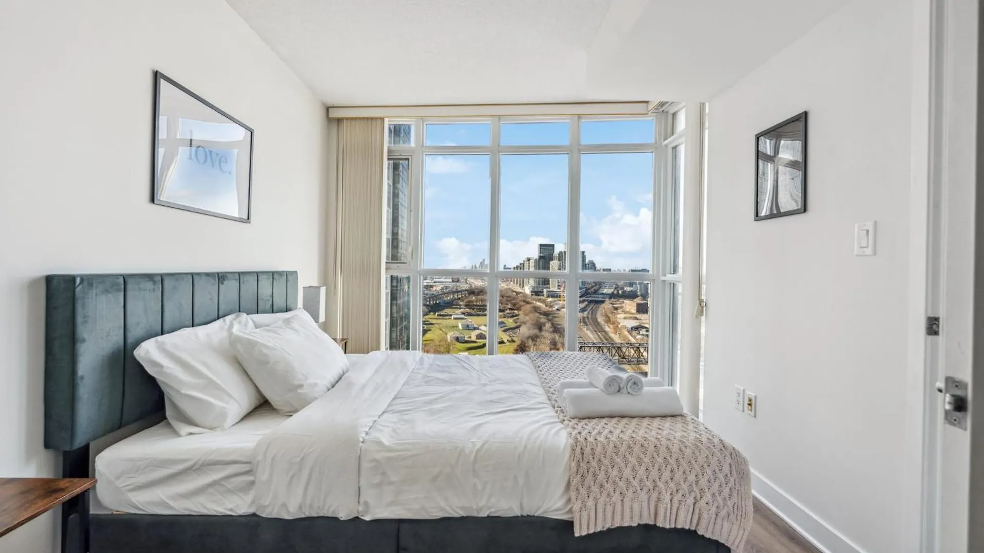 Elegant Condo, Toronto Views , Cityplace Downtown Apartment