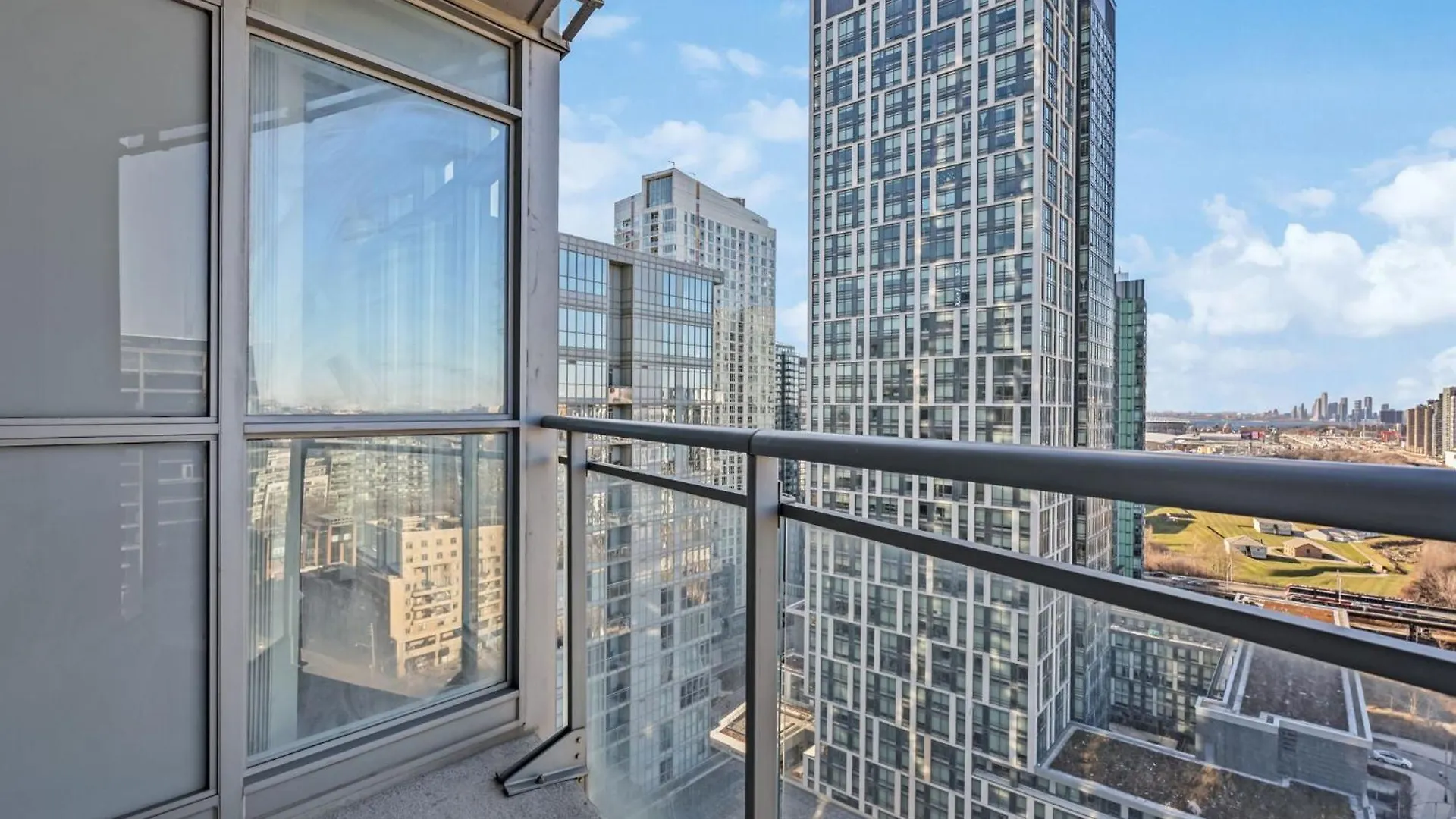 Elegant Condo, Toronto Views , Cityplace Downtown קנדה