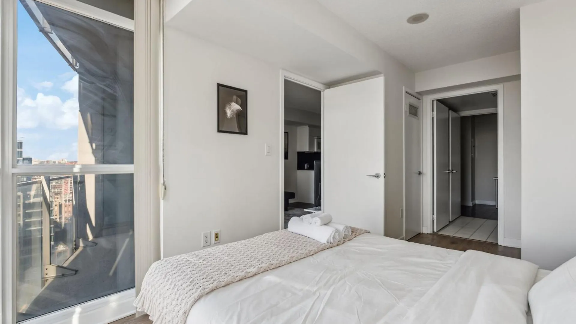 Elegant Condo, Toronto Views , Cityplace Downtown 0*,  קנדה