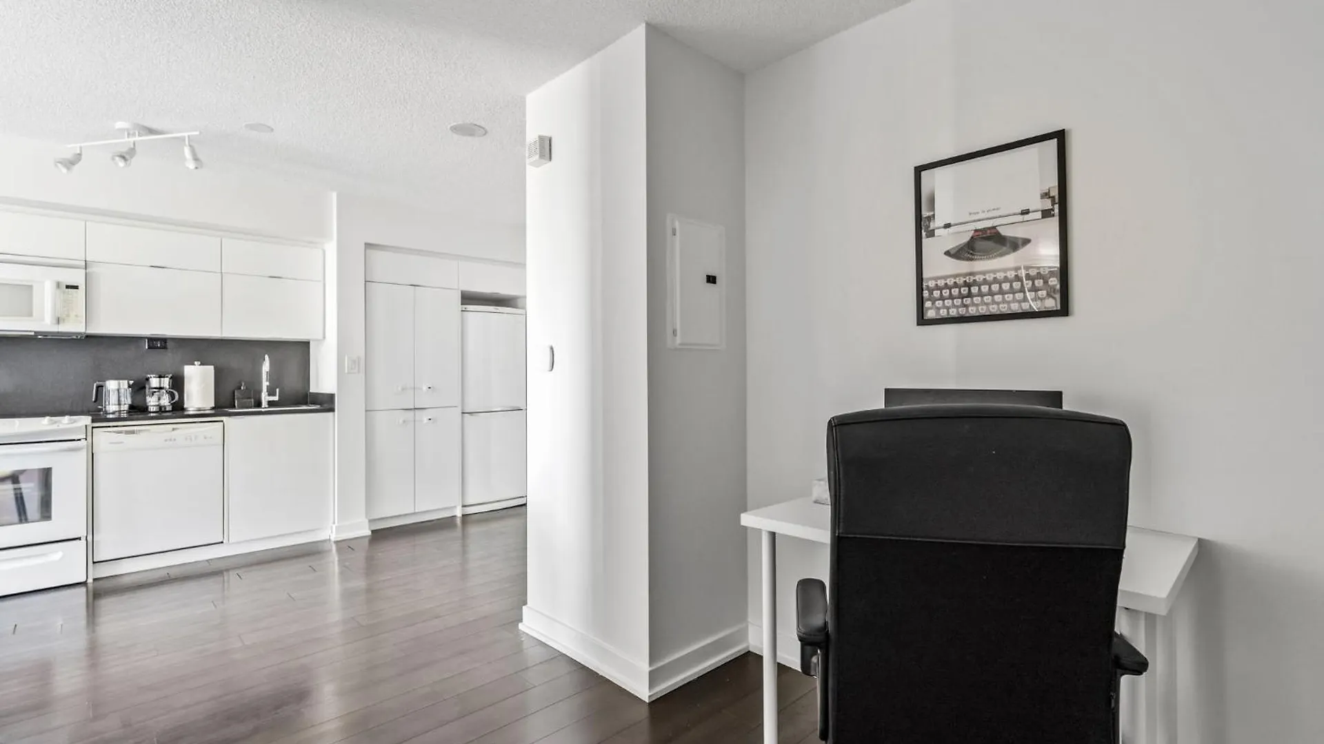 Elegant Condo, Toronto Views , Cityplace Downtown דירה