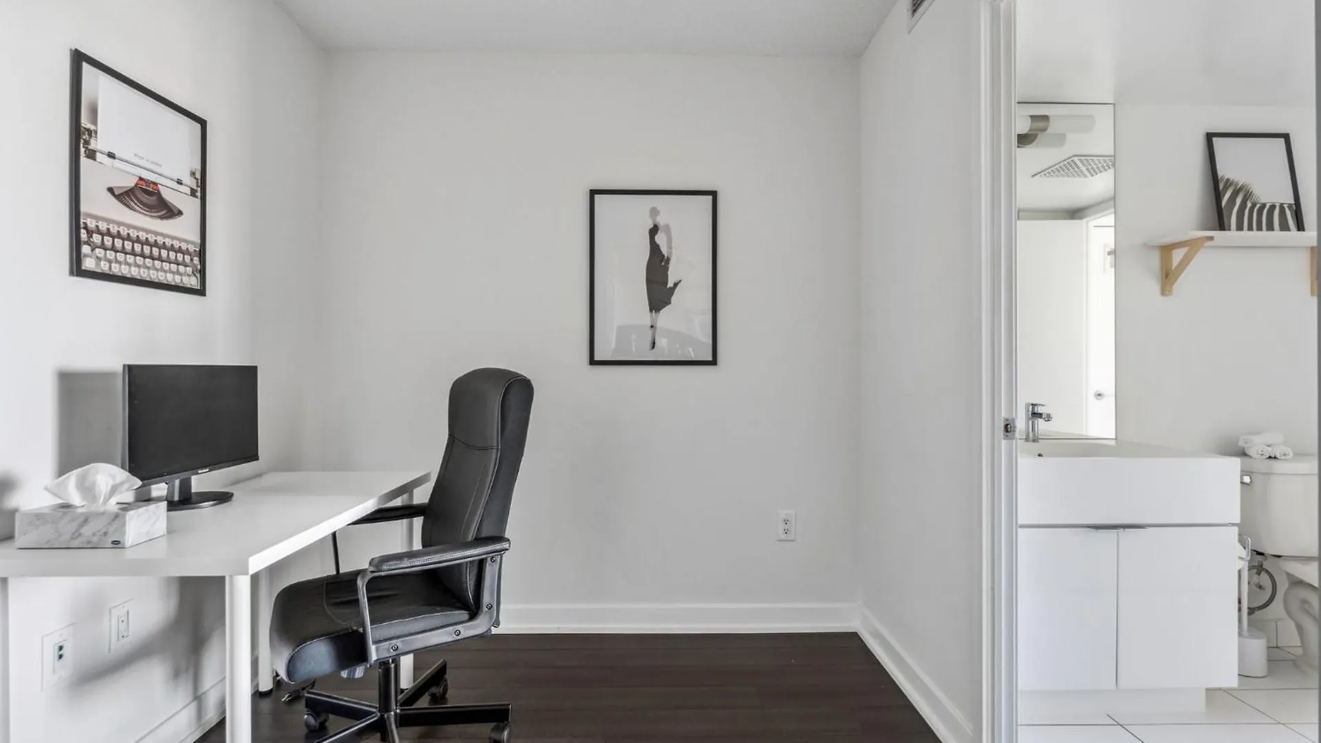 דירה Elegant Condo, Toronto Views , Cityplace Downtown קנדה