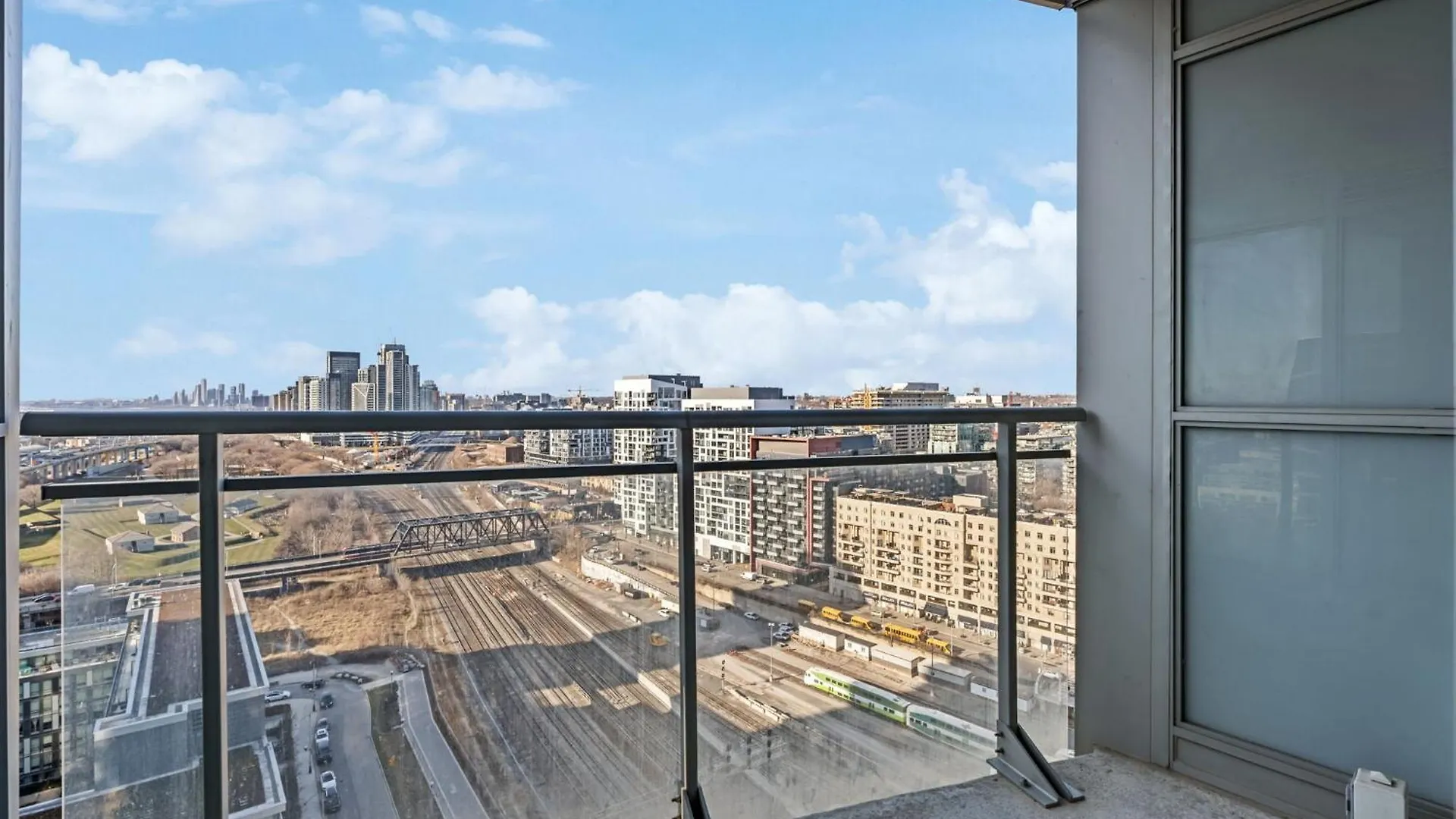 Elegant Condo, Toronto Views , Cityplace Downtown דירה