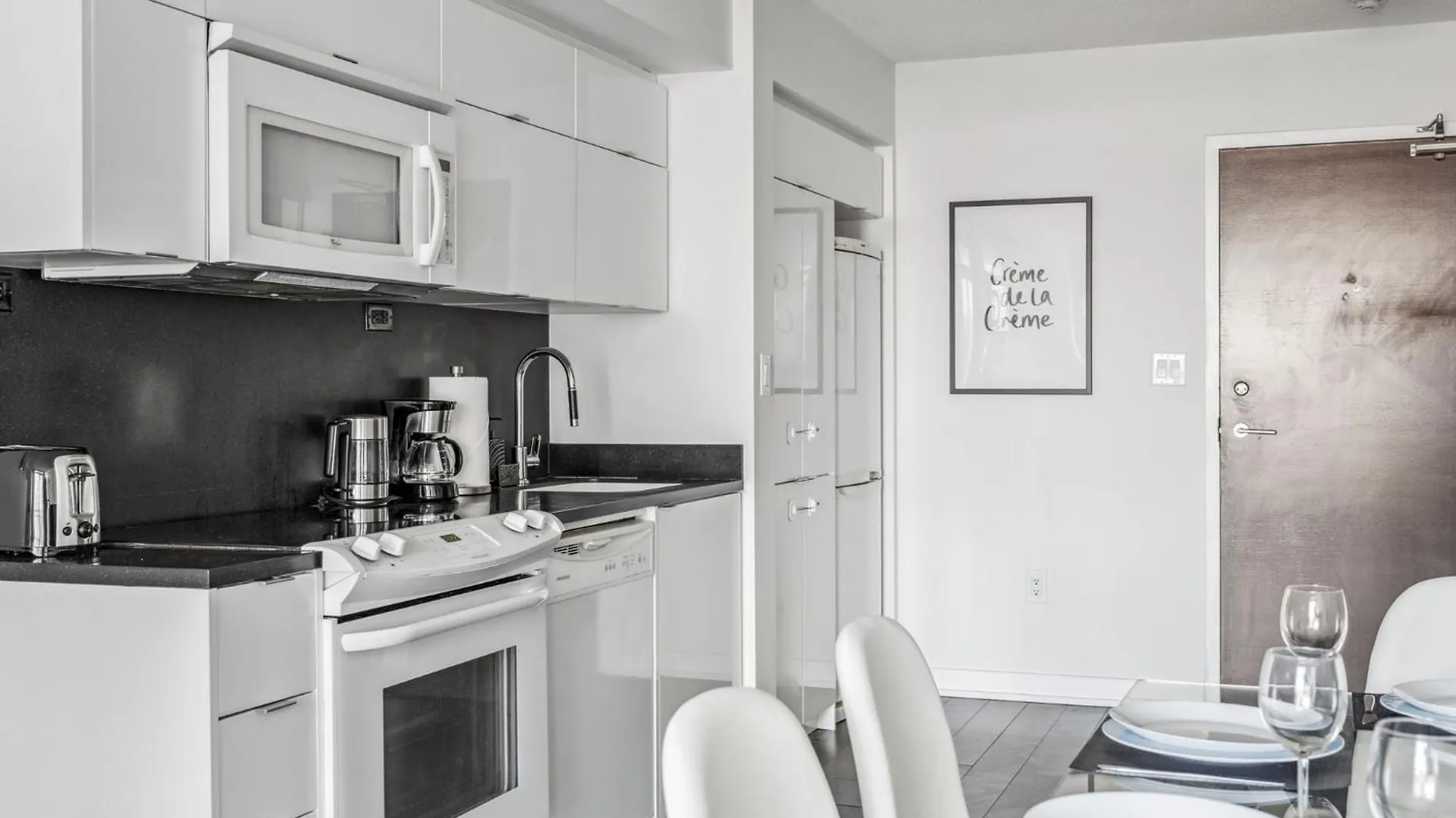 Elegant Condo, Toronto Views , Cityplace Downtown קנדה