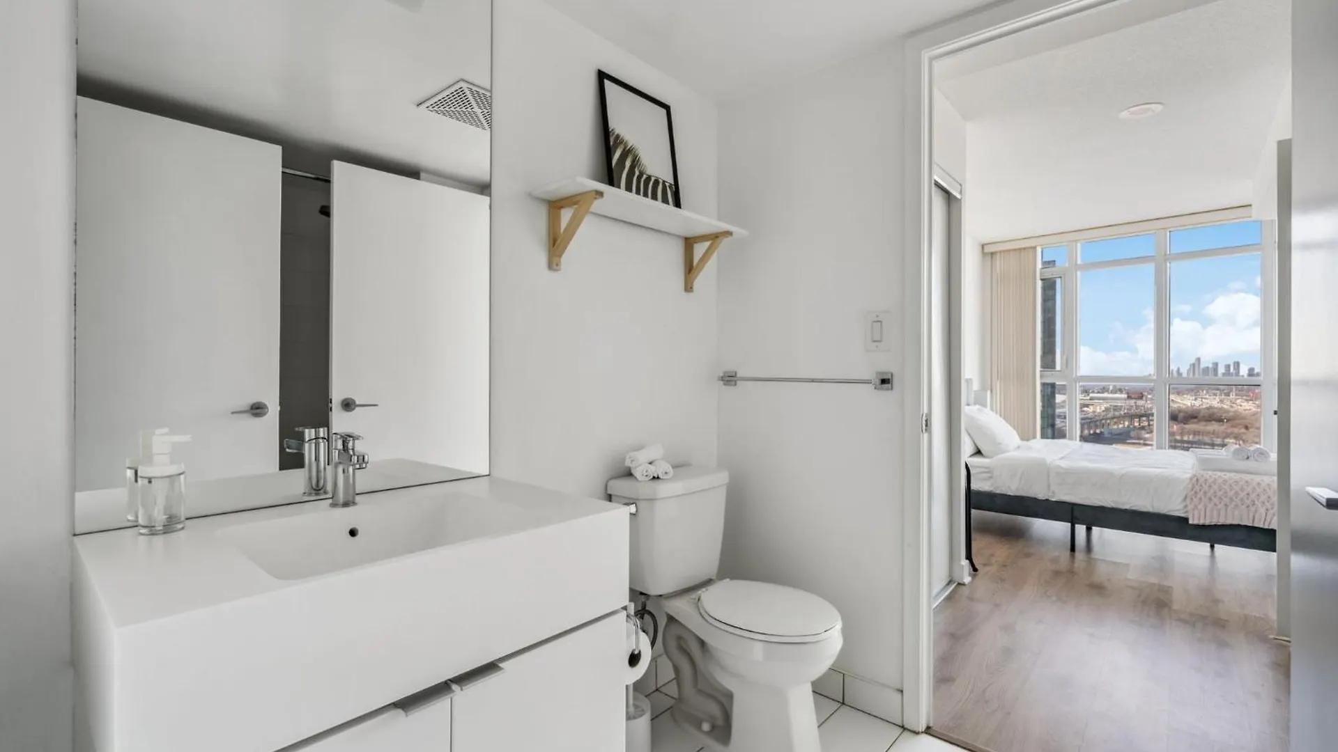 Elegant Condo, Toronto Views , Cityplace Downtown דירה