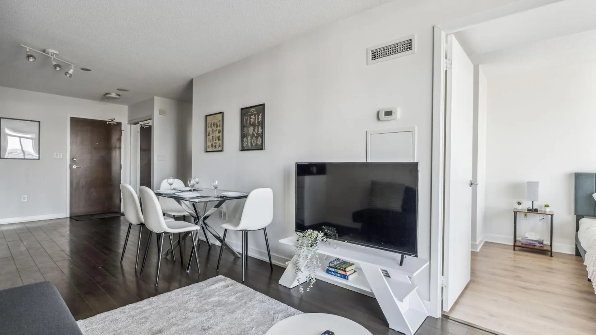 Elegant Condo, Toronto Views , Cityplace Downtown 0*,  קנדה